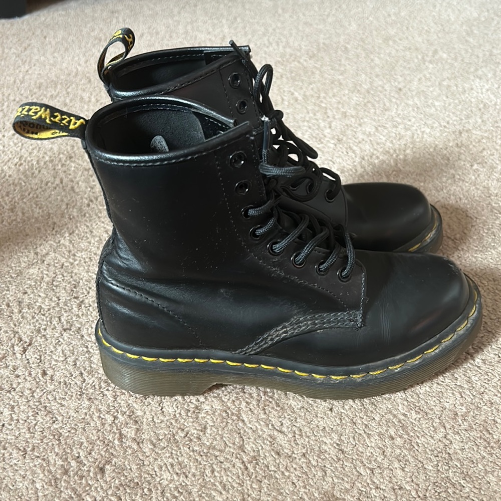 1460 dr marten lace up boots